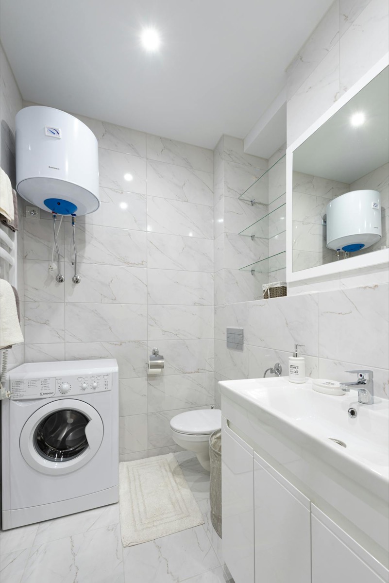 Boiler / chauffe-eau cylindrique blanc – intervention sur fuite de boiler en Belgique