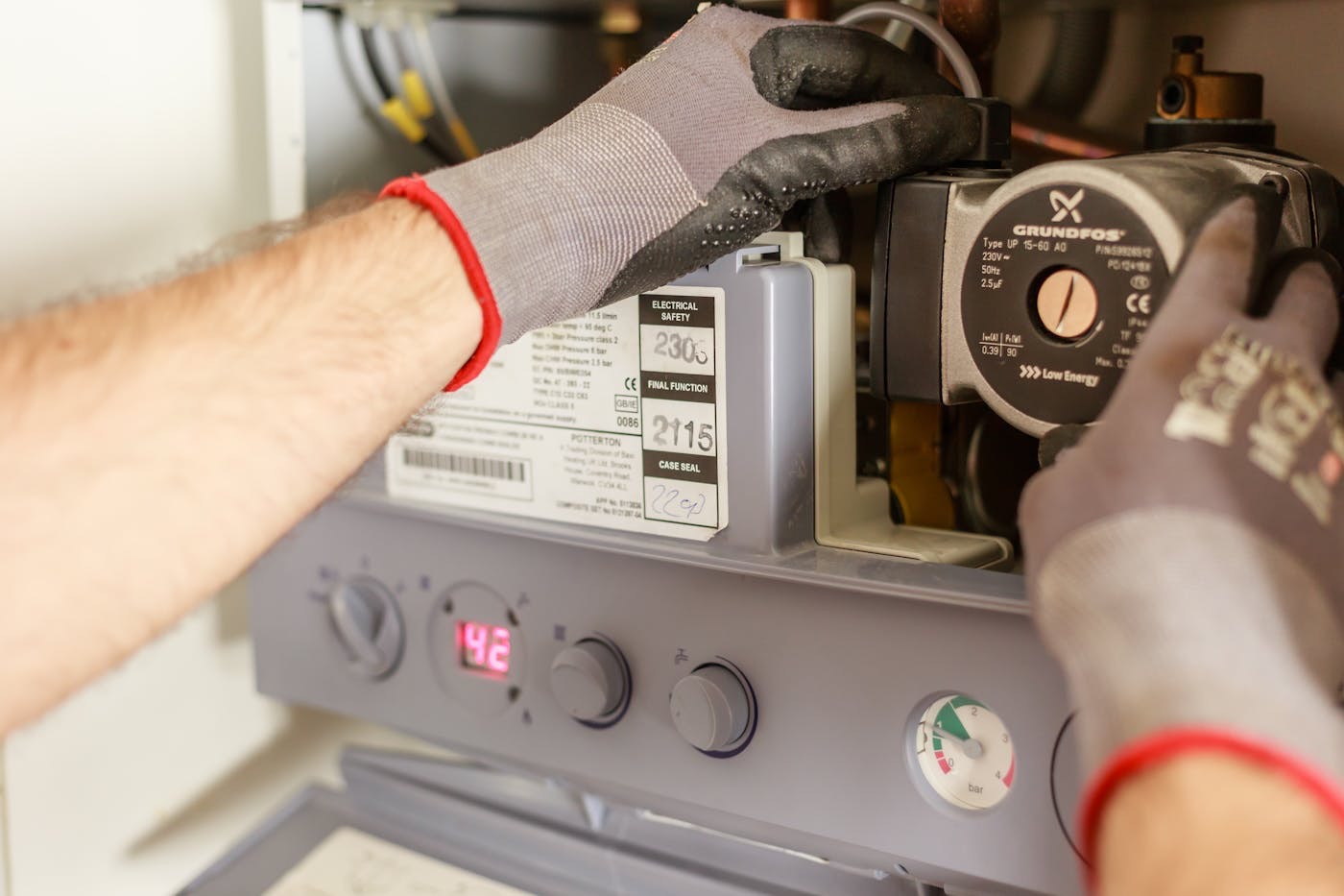 Chauffagiste expert intervenant sur un boiler gaz – équipe certifiée Chauffagiste Mertens